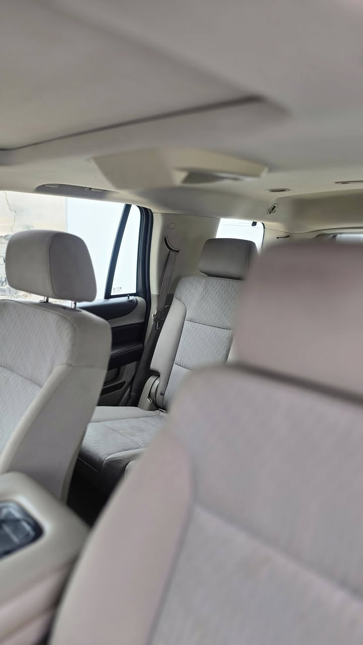 السلام عليكم تاهو خليجي للبيع 
السياره كفاله بيها بارد قليل 

موديل 2015 
فول موصفات بس بصمه مابيها
السعر 365 ورقه وبيها مجال

اتصال ***********
