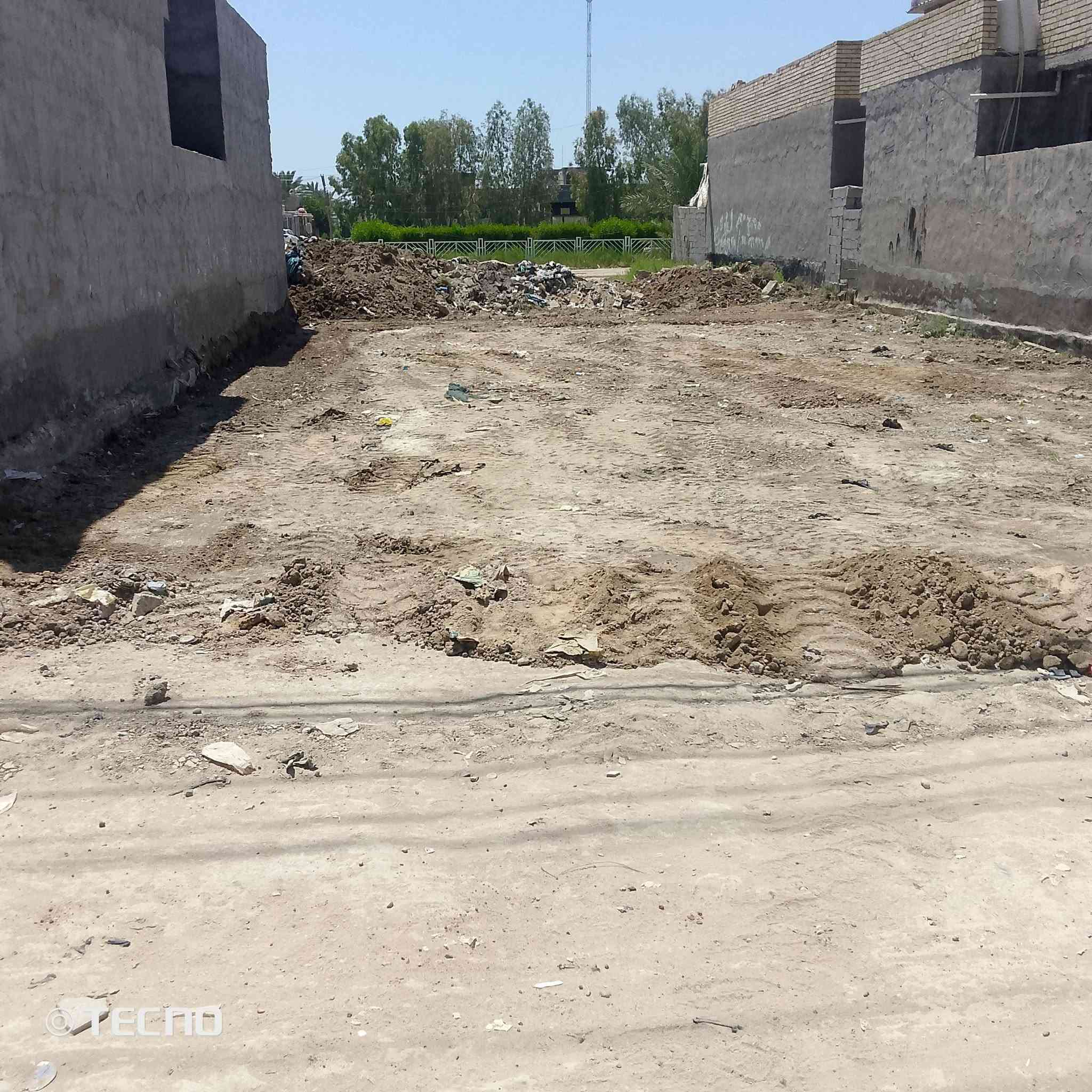ارض طابو صرف للبيع المكان حي الحسناوي قريبه جدا من المدارس الصينية في بدايه حي الحسناوي المساحه 250متر وتوجد فيها اجازه بناء جاهزه لاستلام سلفه الاسكان للاستفسار الاتصال على الرقم ***********
