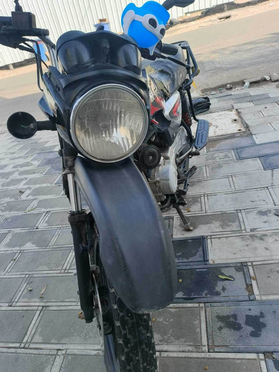 السلام عليكم بوكسر للبيع موديل 21 بدون اوراق اكفلهة سرقة بيهة نقوصات بسيطة وبيهة صوت بالمكينة وديتهة لفيتر كلي عينة مال كلج *********** مكاني بغداد حي الجامعة السعر 625 وبيهة مجال
