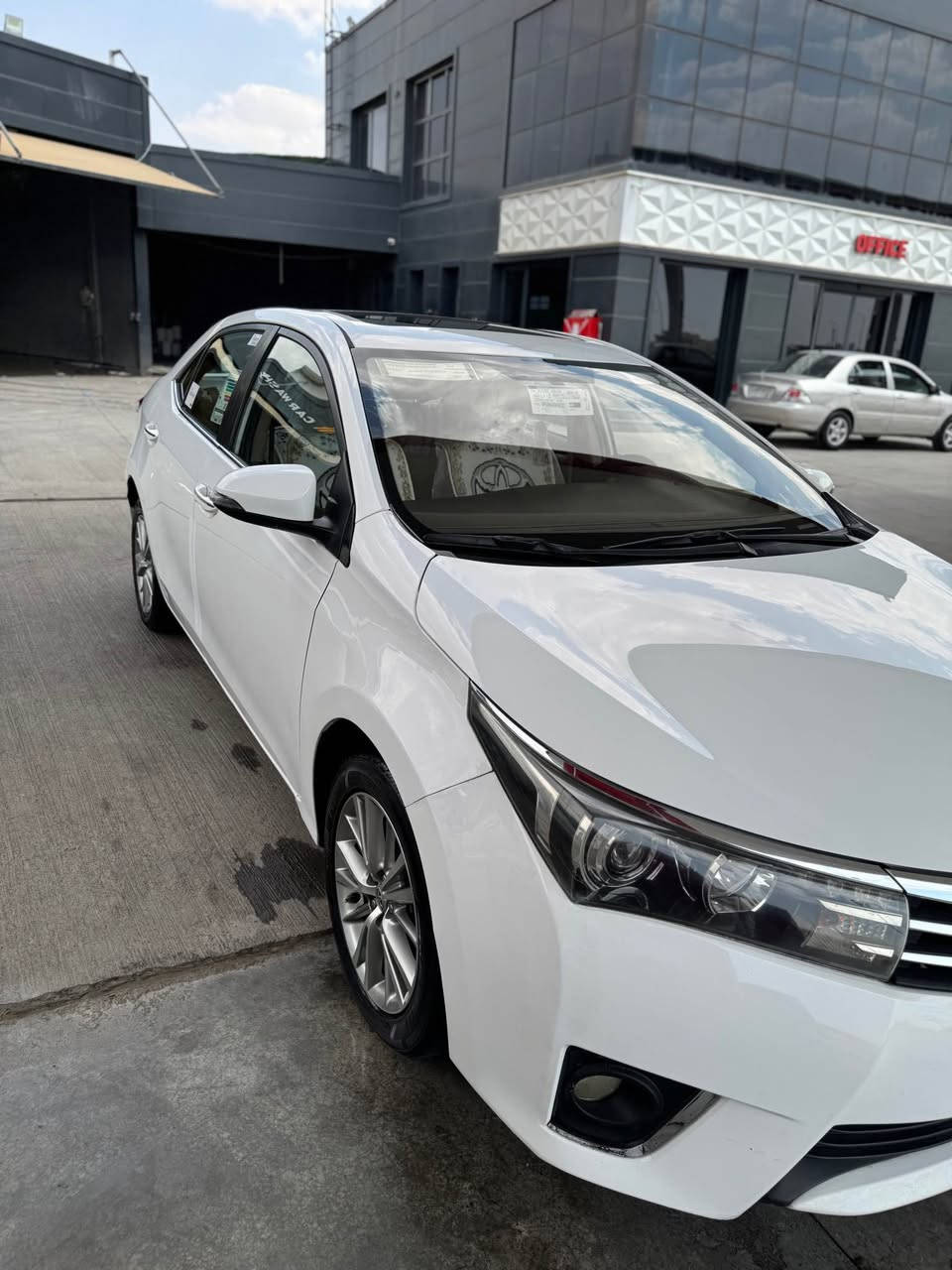 کرۆلە ٢٠١٥  فول مواسەفات هەموو شتێکی نوێیە 
یەك  چاملغی هەیە مەکینە گێر بە شەرت 
تایە نوێ ئاوێنە شەفت حساس تعدیل سورحە بەسمە 
سلایت   
رەقەم ***********
نرخ ١٥٥$ أربيل, العراق
