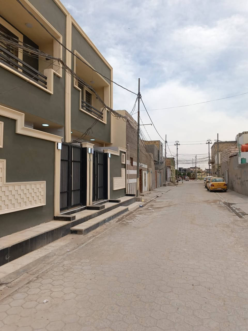 للبيع دار ١٠٠م طابقين جديد على ساحه في حي الجزيره للاستفسار ***********
