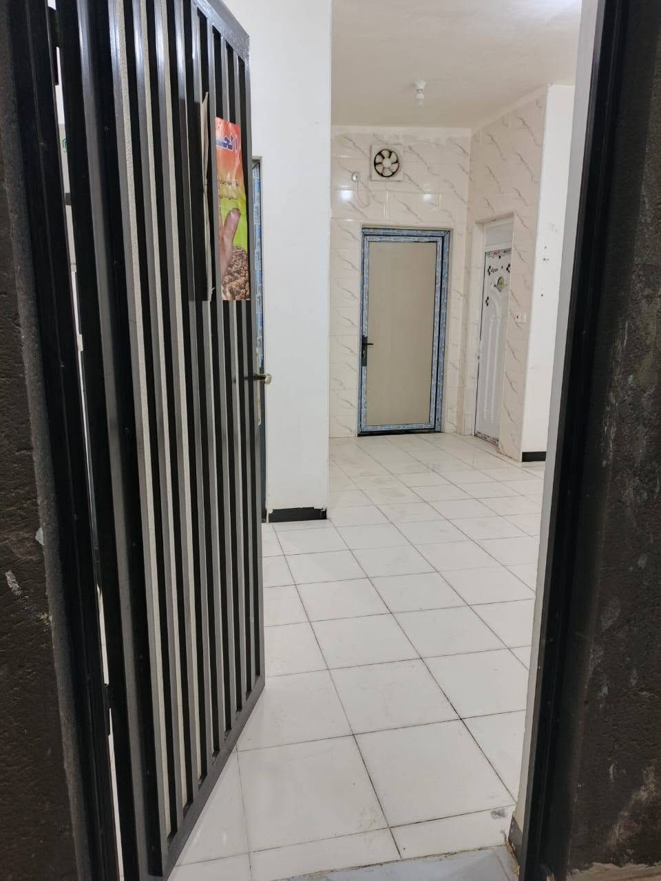بيت للايجار في حي الاساتذه خلف مدارس صينيه 
المساحه ١٠٠ غرفه وصاله ومطبخ وبراني وصحيات داخليه خارجيه
ملاحظة مال شهرين مقدمه
للاستفسار أكثر مراجعه مكتب المعالي للعقار حي العسكري أو الاتصال على الرقم ***********
