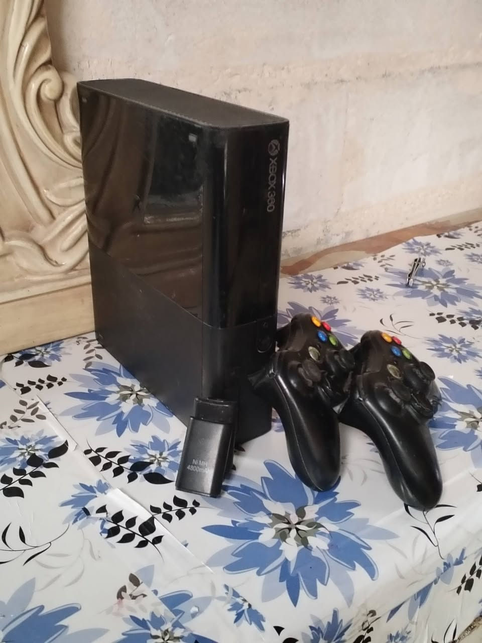 السلام عليكم... اكس بوكس 360 E
جهاز نضيف كلش.. مفتوح للتنضيف فقط.. 
يجي ويا جويستك عدد2 الاصليات مامبدلهن 
ويجي ويا هاردات اثنين 
كامل ملحقاته من فيش تلفاز او كابل HDMI
بي هواي العاب كل هارد بي تقريبا 50 لعبه... يعني المجمع 100 وفوگ.  
الجهاز معتني بي على أيدي ماهامله ابد... مامصلح كتلكم بس اني فتحته بأيدي للتنضيف فقط 

الجهاز رايده ب 150 وبي مجال حگ الجيه
مكاني بابل الحله بأبو غرق متواجد فيس... رقمي *********** بي واتساب
