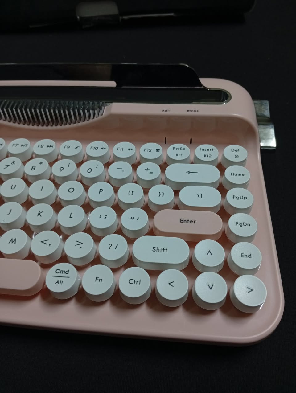 للبيع كيبورد وايرلس Ajazz AF84 Dual-Mode بتصميم ريترو كلاسيكي مميز (أزرار دائرية مثل الآلة الكاتبة). الكيبورد بحالة الوكالة، استخدام خفيف جداً ونظيف تماماً (أخو الجديد).
الاتصال: يدعم التشغيل اللاسلكي بنوعين (بلوتوث Bluetooth 5.0 + فلاشة وايرلس 2.4G) عشان تقدر تشغله على أكتر من جهاز بنفس الوقت.  التوافق: يشتغل على الكمبيوتر (Windows / Mac)، اللاب توب، الآيباد، التابلت، والموبايل (Android / iOS).  ستاند مدمج: يحتوي على مجرى (Slot) مدمج لتثبيت الهاتف أو الآيباد بسهولة أثناء الكتابة.  الأزرار: 84 زر، مريح جداً في الكتابة وسلس (Membrane Silent) وصوته هادئ ومريح للمكتب والدارسة.الطاقة: يعمل ببطاريات AAA (عمر بطارية طويل جداً يصل لأشهر). أربيل, العراق


**إذا كنت صاحب هذا الإعلان وتريد حذفه لأي سبب، رجاءا أرسل رسالة إلى الدعم الفني**