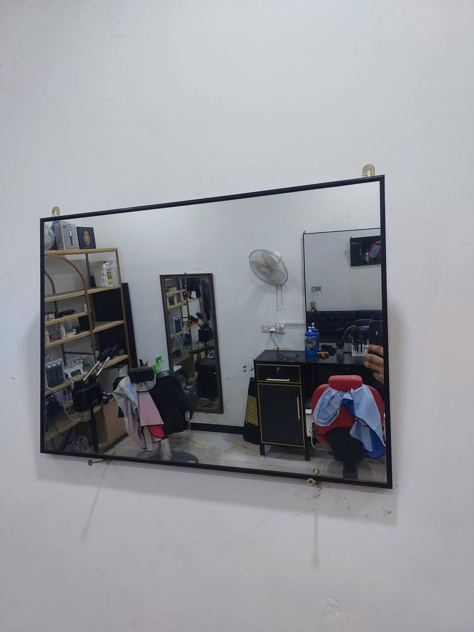 اسلام عليكم
ميز حلاقه تفصال المنيوم  
ا4 متر العرض 40 معااا امرايات 3 اماميه و2 خلفيه  كراسي 2 معرض حديد وخشب وباقي التفاصيل اتصل على الرقم البصره الهارثه  ***********
