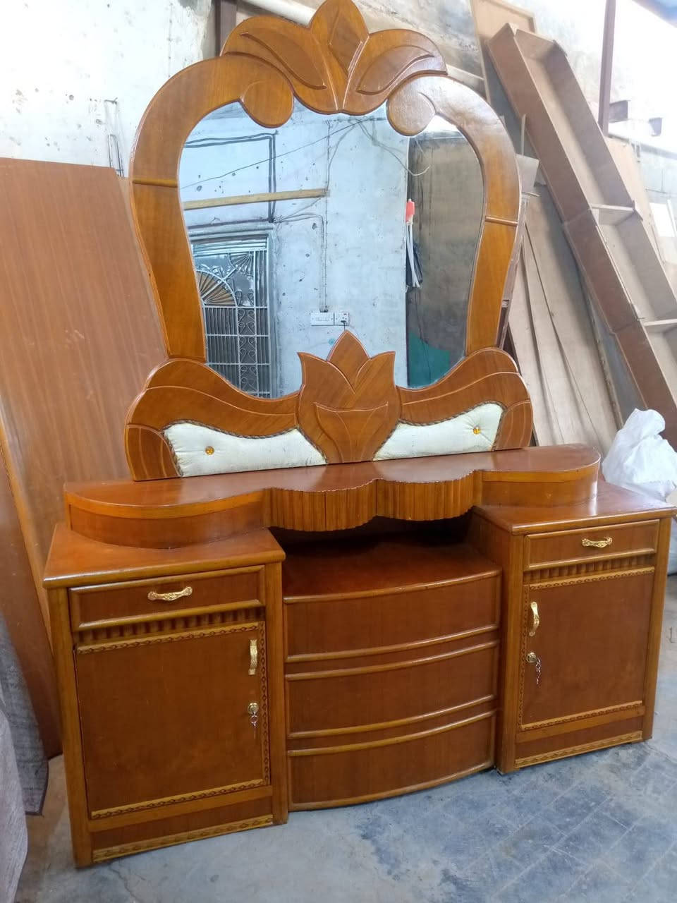 ميز مرايه نضافه شكل انته تقيم سعر مع توصيل ٨٥ عنواني كربلاء حي عامل منطقه ثانيه رقمي ***********
