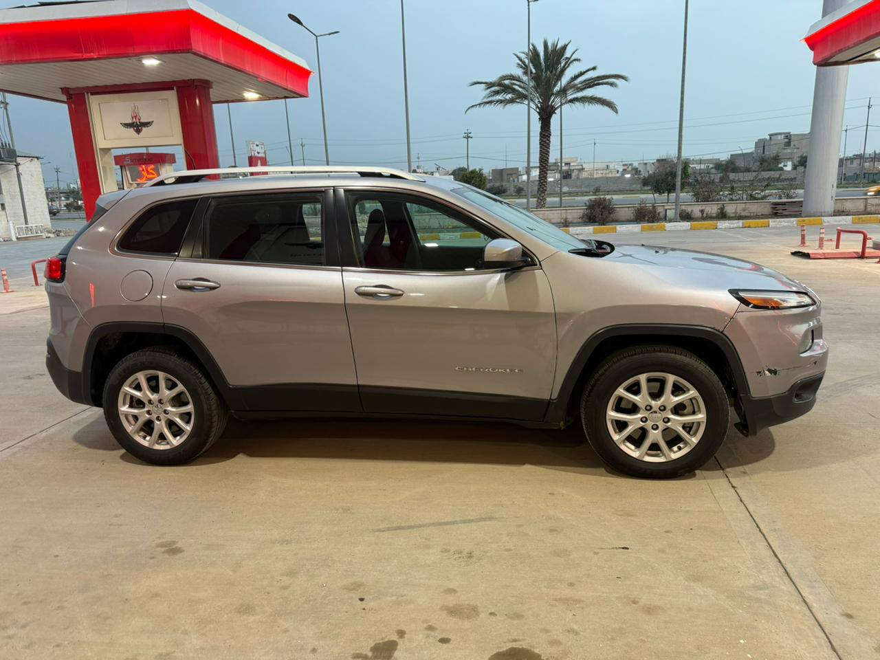 جيب شيروكي استيشن فول اتوماتيك كير محرك مامفتوح محرك 6 موديل 2018 جاملغ صبغ بدون داوخل  بدون ايرباك  سعر 120 ورقه   ***********
