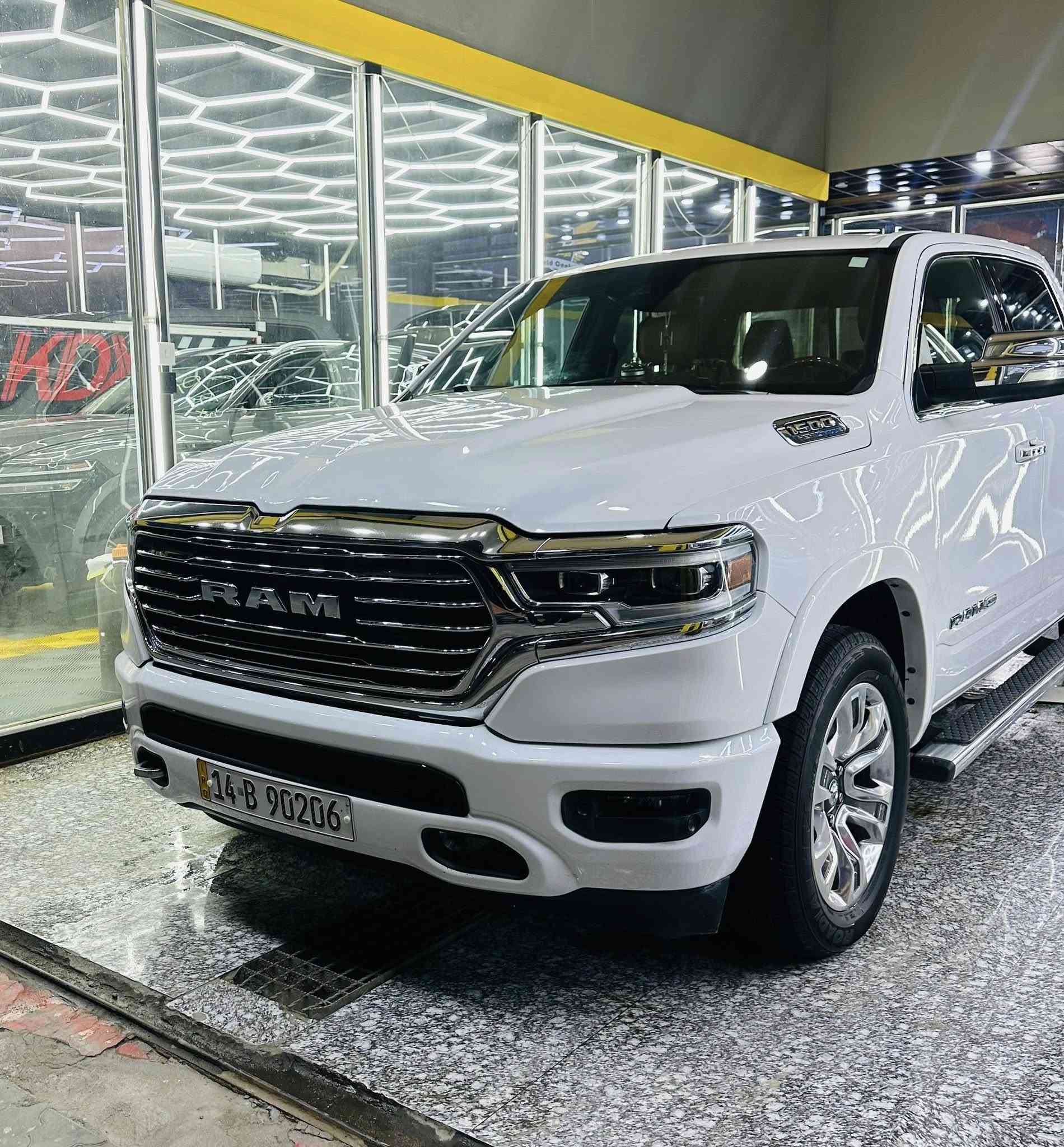 رام 1500 لمتد لونك هورن (وارد امريكي)
موديل 2022
محرك V8 5.7L HIMI
العداد: 127000KM
البدي مكفول من الصبغ ماعدا مقدمه البنيد كارت.

المواصفات :
* دفع رباعيx4. 
* رادار تفاعلي مع مانع تصادم. 
* نقطة عمياء. 
* تحذير الخروج عن المسار.
كامره خلفيه.
* لوحة القیادة دیجیتال.
* شاشة عرض لوحة القيادة على الزجاج الأمامي. 
* لمسات داخليه من الخشب.).
* دوسات جانبية.
* المصابيح الأمامية زنون.
* كشافات الضباب زنون. 
* المصابيح الأمامية والمصابيح الخلفية LED. 
* دخول ذكي (بصمة). 
* تشغيل عن بعد.
* مقاعد من الجلد الفاخر. 
* المقاعد كهربائية مع ميموري.
* المقاعد الأمامية تبريد وتدفئة. 
* المقاعد الخلفية تبريد وتدفئة. 
* شاشة كبيرة.
* نظام ملاحة نفكيشن GPS.
حساسات امامية وخلفية..
* مانع تصادم امامي. 
* مكيف خلفي.
*محدد سرعة.
* ويل كروم قياس 20 انج.
* نظام اطفاء وتشغيل اوتماتيكي.
* مرايا كهربائية جانبية من الكروم قابلة للطي كهربائيا.
* شاحن موبايل لاسلكي (واير ليس).
* الشباك الخلفي كهربائي. 
* باب الصندوق كهربائي.
* امكانية تعديل ارتفاع دواسات البنزين والبريك.
* هاند بريك كهربائي.
* حساسات امامية. 
* حساسات خلفية. 
* مرايا مع خاصية التعتيم الذاتي. 
* مساحات تخزين إضافية تحت المقاعد
گفر للبدي
حادثها فقط مشط ستيرن وتم تبديله وبارد بالجاملغ ومقدمه البنيد بارد وكارت تكدر تحصل صور الحادث من خلال رقم الشاصي  

التواصل مراسله علئ الواتساب فقط 
***********
