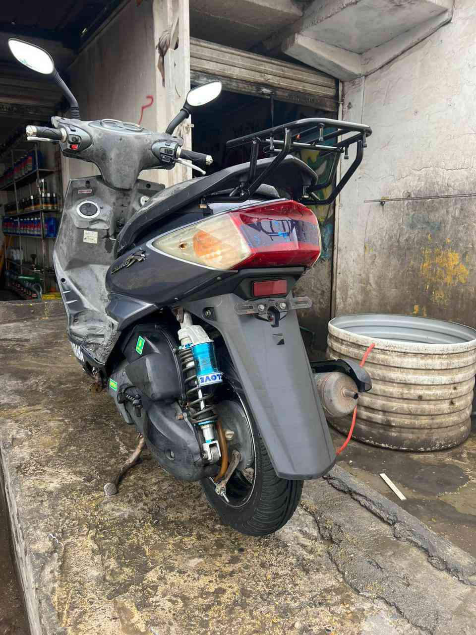 سلام عليكم سكنس فحل دراجة اخت الرمبة دراجة ماناقصهة اي شي كلة شغال لايت اشاير كلة شغال مكينتهة ناعمة مامفتوحة الدراجة مكفولة السعر 900واي ستفسار علة هاذة الرقم *********** مكاني بغداد الزعفرانية
