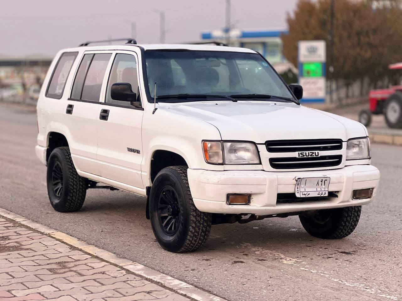 سەرەتا بەناوی خوای گەورە .
‏
‏isuzu ی یابانی بۆ فرۆشتن مۆدیل 2000
‏
‏فول فول عادی بەس تەبرید مەرکەزیە
‏
‏دەبڵ ئەکسل 4×4 چکنێتە قورس و سوکی بەشەرت
‏
‏پێش تەبەڵە
‏
‏تەبرید سارد و گەرم  و مەرکەزی 
‏
‏سپێر لەکۆڵ 
‏
‏کوشین دەفتەری 
‏
‏مەکینەی شەش پستۆنی 3,2 مەکینە گچکەیە بەڵام  هەتا بڵێی بەقوەتە
‏
‏مەکینە و گێڕ و دەبڵ گێڕ  دەبڵ ئەکسل بەشەرت 
‏مەکینەی بەشەرتی ئەوەی بوڕغوی بانەدرابێ 
‏سەیارەکە ٢٥٠ هەزار ڕۆشتوە زۆر زۆر خاوێن ماوەتەوەهەموو شتێکی  لەسەر دەقی شەریکە ماوەتەوە 
‏
‏کامل ناو گاحیەی تێگیراوە
‏
‏سەقفو شان و شانسیو پێش و دوای بێ  نوکە دەرزی لێدراوی نیە . بەس لەزگەکانی پێوە سوتابوو شوێن لەزگەکانی  بۆیاغە لەگەڵ دوو پەڵەی گچکە 
‏
‏ناو گێچ و کارەبایات هەمووی  بەشەت 
‏
‏سەیارەکە هی حوکمەت بووە و موزایەدەیە  کتابی موزایەدەی ون بووە بەڵام ماڵی مەدەنی بەشەرت .
‏
‏ هەموو شتێکیم چاک کردووە کامل دەبڵ ئەکسلی تازەیە کلاج و حەینەی تازەیە تاقم پێشو دوای تازەیە تایەکانی خاوێنن .سەیارەکە هیچی نەماوە بی حەیب نەکرێ مەسرەفی چاکی تێدا کراوە هەتا بڵێی ڕێک و پێکە سیحرەکەشی٤٦ وەقەو محامەلەیەکی برایانە بۆ پارەکەی دەفرۆشرێت  شوێن قەڵادزێ .
‏tb. ئەشیای لە کا زیاترە
‏هەموو شتێ کی نوسراوە پێویست بە پرسیار ناکا ژمارە مۆبایلی خاوەنی
‏:***********
:***********
‏ئاسیاکە وەتسئەپ و ڤایبەری لەسەرە.
‏
‏
‏ بشدار, السليمانية
