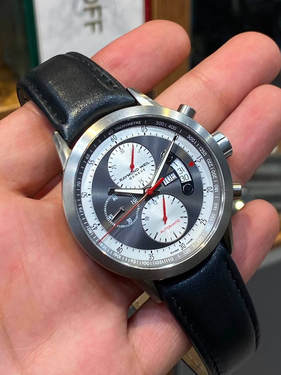 Raymond Weil Freelancer

مخزن وكالة 

تيتانيوم بالكامل 

قطر 45

اوتوماتيك

25 حجر

سير جلد طبيعي 

احتياطي الطاقة 46 ساعه 

مقاوم للماء 100 متر 

توقيت كرينتش

كرونوغرف 

سنتر ثواني سنتر 12 ساعه منفصل 

لومينوس 

ماكنة كشف 

قياس سرعه الدوران 

توجد خدمة توصيل 

***********
