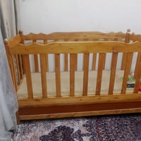سرير أطفال خشبي بحالة جيدة. التصميم أنيق ومتناسق مع ديكور المنزل. هذا ...