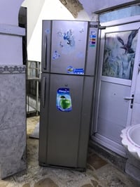 للبيع ثلاجه وعارضه شغالات  سعر العارضه ١٠٠ ولثلاجه ١٥٠ رقم الهاتف ٠٧٧٢...