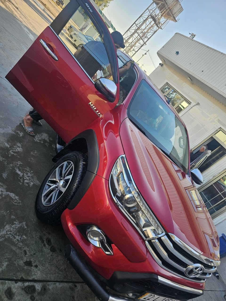 السلام عليكم  بيكم هايلوكس2018 فول مواصفات كير اوتوماتيك مكينه ديزل  (كاز) السياره مكفوله من الدعاميه للدعاميه. بيها رصعه صغيره بالبنيد  سياره فول مواصفات  بصمات تشغيل او ابواب. فور ويل  زراكات لايت  سنويه جديد رقم جديد للاستفسار ***********
