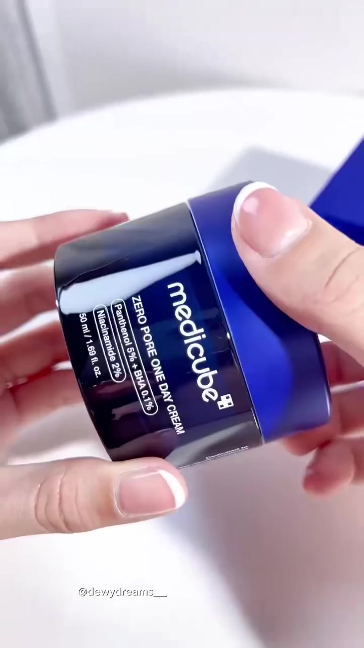 ✅️MEDICUBE
  ZERO PORE ONE DAY CREAM :

✅️🇰🇷🇰🇷كريم مدكيوب اليومي . 

✔️تخلصي من المسام المزعجة باستخدام كريم الوجه هذا الذي يقشر المسام بلطف ويشدها بحمض الجليكوليك. تنظيم إنتاج الدهون وإعادة توازن مستويات الماء والزيت في البشرة
يشد كريم Zero Pore One Day من medicube المسام للحصول على لمسة نهائية ناعمة وراقية .
✔️ يحتوي على البانثينول والنياسيناميد وحمض الساليسيليك لموازنة مستويات رطوبة البشرة وتنظيم إنتاج الزهم والاحتفاظ بالرطوبة للحصول على بشرة مشرقة وصحية .
✔️تمتص التركيبة خفيفة الوزن بسرعة تاركة لمسة نهائية ناعمة وناعمة دون أي بقايا دهنية .
اكسبلور #منشورات #فيسبوك #تفاعل #فولو #لايك #ترند #بوست #متابعين #مشاهير


**إذا كنت صاحب هذا الإعلان وتريد حذفه لأي سبب، رجاءا أرسل رسالة إلى الدعم الفني**