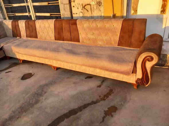 ديوان عشر مقاعد مع مفارش كامل للبيع والسعر ١٣٠ فقط اي استفسار اتصل برقم *********** خناقين
