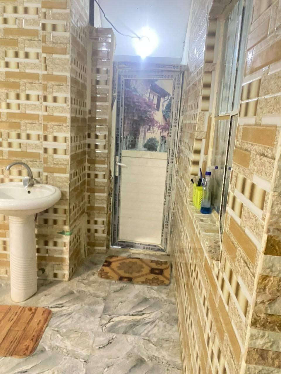 بسم الله الرحمن الرحيم 

بيت للبيع المساحه ٢٥٠م 
المكان كربلاء حي الزهراء قرب ساحه الشهد عادل 
 غرفتين نوم ٥×٤ 
الصاله ٩ أمتار 
المطبخ ٥ونص ×٥ ونص
الاستقبال ٥ متر 
كراج يوسع سيارتين 
حديقه ٨×٥ 
سعر البيت ١٥٠ وبي مجال
او يتصل على 

***********
***********
