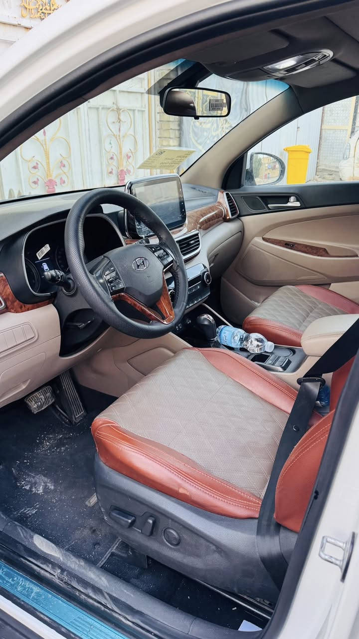 السلام عليكم توسان 2020 مكفوله كفاله عامه سياره جديده بالباكيت بيها مكان واحد بارد فول 1/1 
مكانها بغداد البلديات ***********
