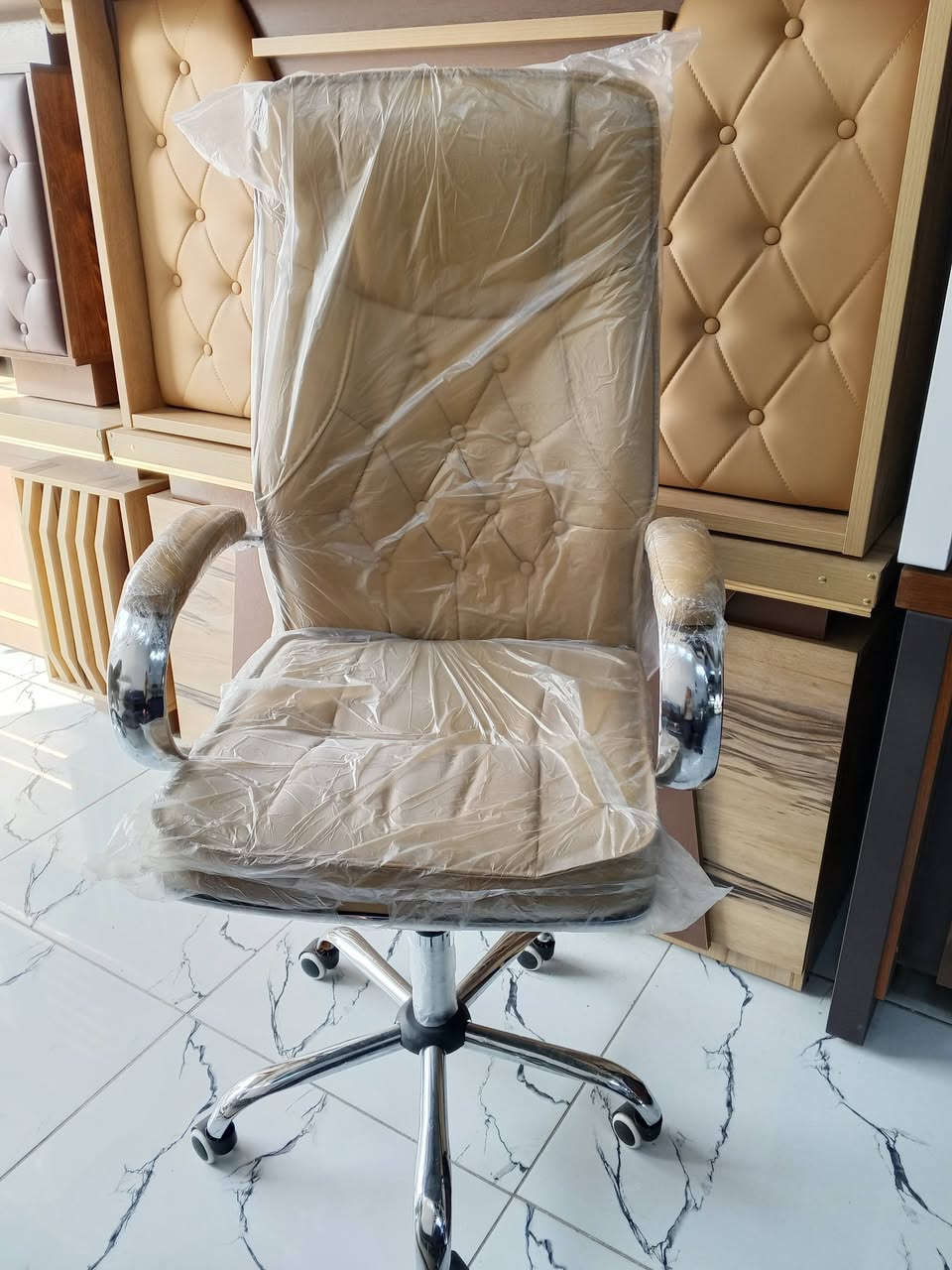 ميز مكتب استعمال قليل جدآ تركي قياس 140.نزال70.مع كرسي دوار جديد عنوان بغداد مدينة الصدر ق24 قرب مجمع الصادق اتصال ***********
