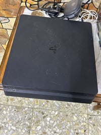 PS4 سلم جهاز جديد ما مستخدم قليل كلش ذاكرة 1 تيرا ويا خمسة اقراص وثنين...