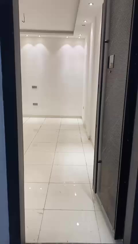 شقة طابق اول ١٢٠ متر تحتوي على غرفتين وصالة ومطبخ وخدمات مصعد شغال شارع عمرالايجار٦٠٠
للاستفسار***********
