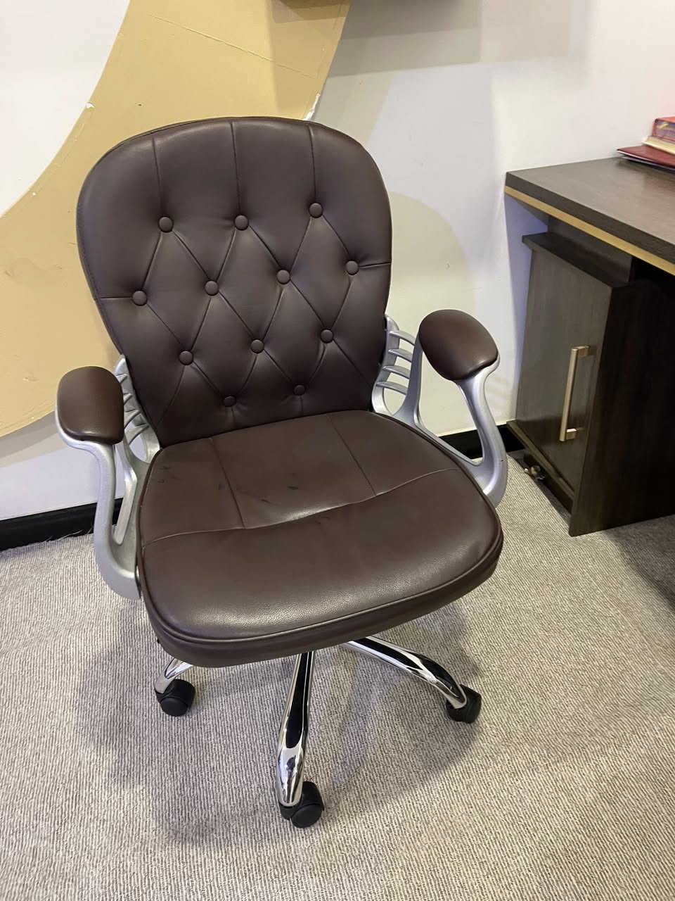 اثاث بيت للبيع بسبب الانتقال كلهن جدد شخط مابيهن الكورنر 3 ونص ب2 سعرة 650تسكام شغل نجارين مو بيعي ابو الفلين
التخم بمليون و100 هو وطبلة كامل  ميز مكتب الثكيل ب250 هو والكرسي جهاز الجري ب90 جهاز الرياضة ب150 وياه زوج دمبلس 12كيلو هدية كلهن بنص سعرهن امانة الله شخط مابيهن جدد دراجة الاطفال ب80 قفل كاملة وشغالة الحجم الجبير هذا رقم تليفون *********** العنوان حي الجامعة
