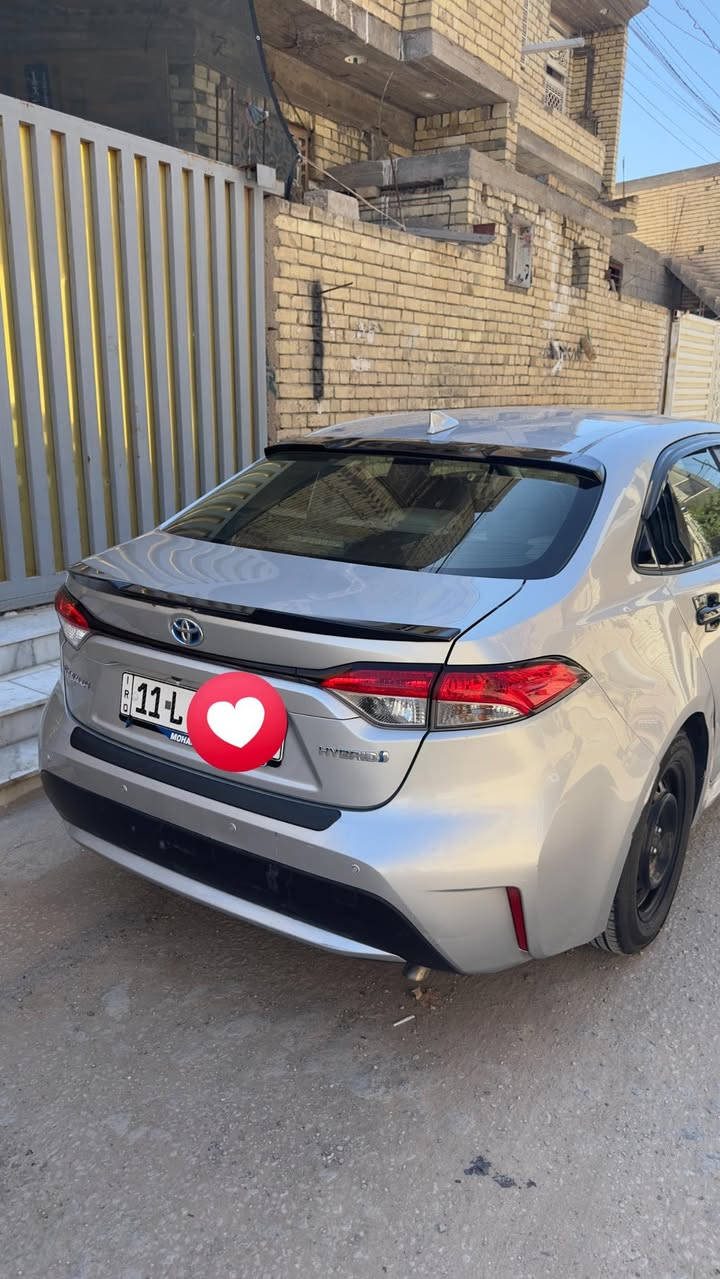 السلام عليكم.. للبيع تويوتا كورولا (Toyota Corolla Hybrid) موديل 2020، السيارة بحالة مميزة واقتصادية جداً بمصرف الوقود.
المواصفات الأساسية:
• نوع المحرك: محرك 1.8L هايبرد (اقتصادي جداً).
• رقم الشاصي: JTDEBRBEXLJ022454 (مرفق للفحص).
• سنة الصنع: 2020.
• ناقل الحركة: أوتوماتيك (CVT).
المميزات والإضافات:
• نظام القيادة الذكي (EV mode / Eco / Sport).
• شاشة لمس تدعم Apple CarPlay و Android Auto.
• كاميرا دوارة خلفية عالية الدقة.
• رادار أمامي ونظام تنبيه الخروج عن المسار.
• نظام الفرامل التلقائي في حالات الطوارئ.
• تحكم ستيرن كامل + مثبت سرعة (Cruiser).
• تخم تاير جديد وباتري الهايبرد بحالة الوكالة.
رقمي ***********
