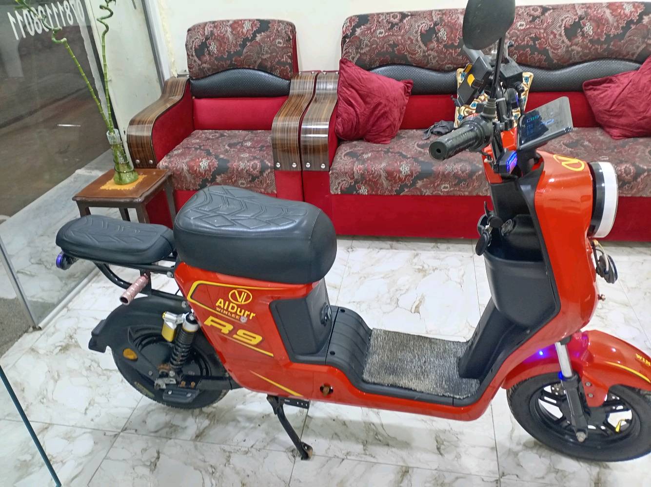 دراجة كهربائية R9 حمراء اللون بحالة جيدة ومناسبة للاستخدام اليومي. تصميم مريح ومجهز بمقعد مريح ومرايا جانبية. مثالية للتنقل داخل المدينة. تُباع لأسباب شخصية، والبيع بشكل فوري.