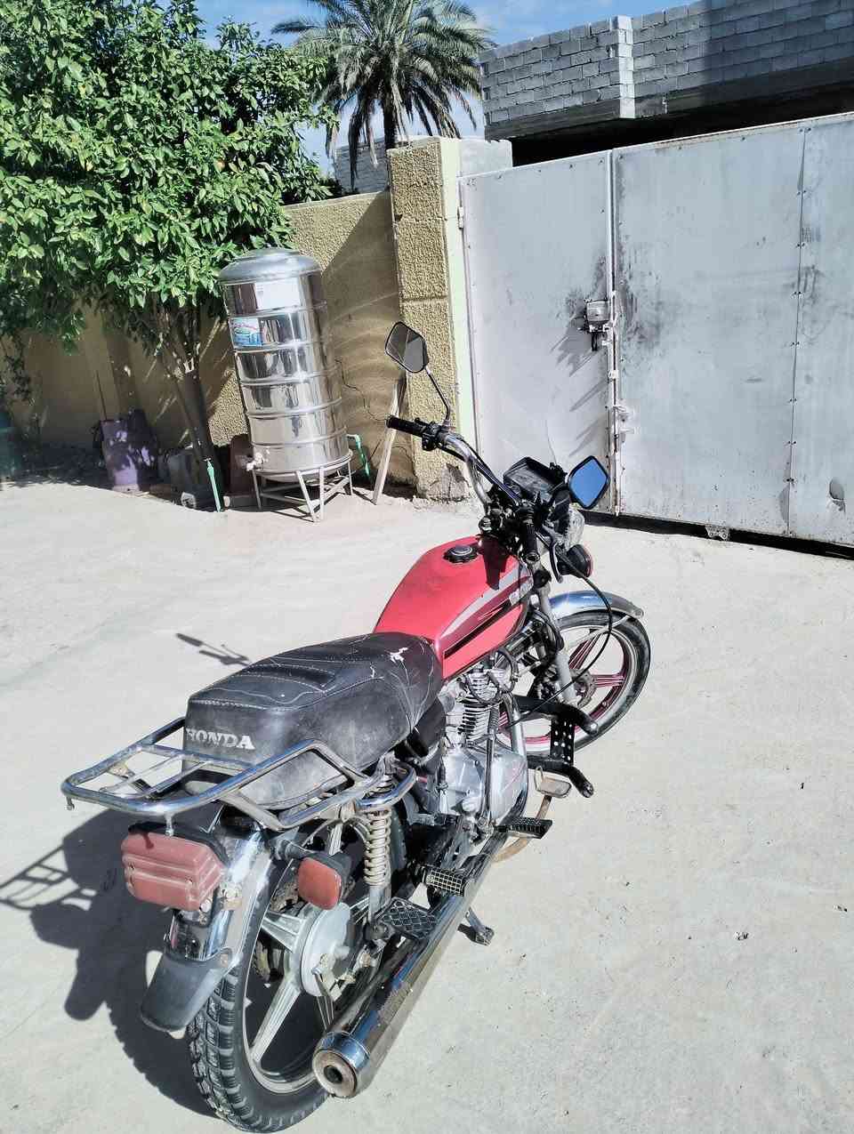 السلام عليكم دراجه للبيع سيفان موديل 21 محرك لاتنقيص ولا تبخير نقص باتري كهربائيات شغاله لايت عالي ناصي وسكن خلفي وهورن سلف نكره بس الباتري ميت تريد جيب وياك باتري وتفحص سلف بالخدمه سعرهة 350 وبيها مجال المكان بغداد راشديه الحسينيه ***********
