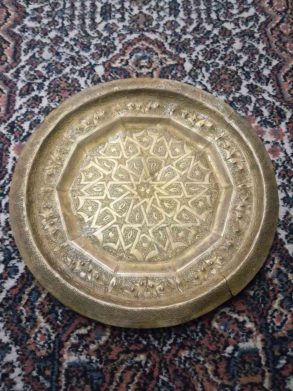 صينية نحاس مزخرفة بنقوش شرقية هندسية أنيقة، شغل يدوي ولمسة تراثية فخمة، مناسبة للتقديم أو للديكور وتضيف جمال خاص لأي مكان.
القطر: ٣٥ سم
بسعر حرررق ٨ دنانير


**إذا كنت صاحب هذا الإعلان وتريد حذفه لأي سبب، رجاءا أرسل رسالة إلى الدعم الفني**