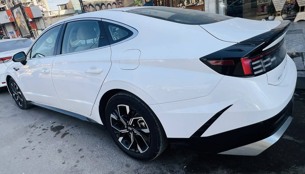 السلام عليكم هونداي سوناته موديل ٢٤ رقم بغداد كتاب شهداء بأسمنا حادث موجود بالمنشور سياره جديده بدون دواخل بدون ايرباك ماشيه ستالاف بعدها بريحه الشركه سعرها ٢٣٥ وبي مجال للشراي مكان السياره الكراده داخل ***********
