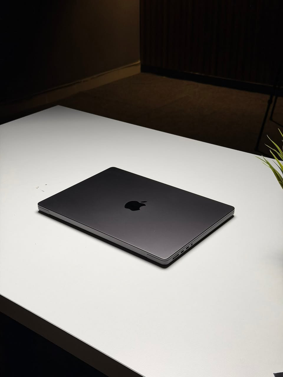 * النوع: MacBook Pro
* الحجم: 14 إنش
المعالج (Chip)

* Apple M3 Max
* عدد الأنوية: 16 نواة
    * 12 نواة أداء (Performance)
    * 4 أنوية كفاءة (Efficiency)

الذاكرة (RAM)

* 128 GB Unified Memory
* تعتبر من أعلى مواصفات الرام المتوفرة لأجهزة 
MacBook Pro
.

البطارية

* عدد دورات الشحن (Cycle Count): 115
* الحالة (Condition): Normal
* السعة القصوى (Maximum Capacity): 98%
النظام

* macOS: Tahoe 26.2
للتواصل : ***********
