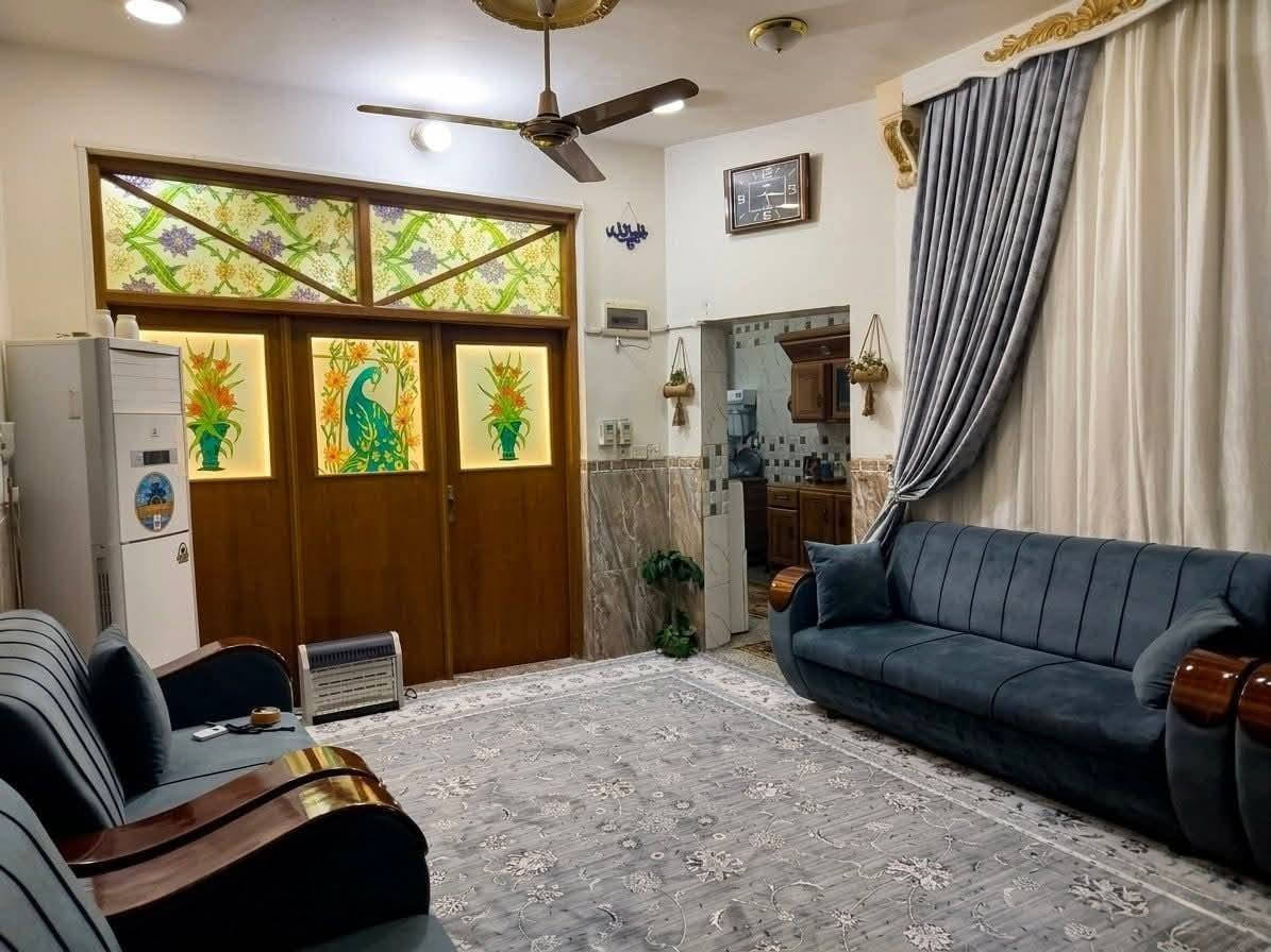 🏡 دار سكني طابقين للبيع 🏡
📍 الموقع: الحلة – حي الجزائر الأولى
📌 بالقرب من مكبس  التمور
📐 المساحة: 130 متر مربع
📏 الواجهة: 6.5 متر
📏 النزال: 20 متر
✨ مواصفات الدار: ✅ ثلاث غرف نوم
✅ صالة مريحة
✅ هول واسع
✅ مطبخ بارد
✅ مطبخ حار
✅ تصميم عملي ومناسب للعائلة
🚗 تبعد عن الشارع العام حوالي 100 متر فقط، بموقع هادئ ومميز وقريب من جميع الخدمات.
💰 فرصة ممتازة للسكن 
📞 للاستفسار والمعاينة: مكتب سند للوساطة العقارية والتصميم الهندسي
📱 ***********
📱 ***********
👷‍♂️ بإدارة المهندس أحمد :::
