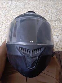 خوذه بيه لد خلفي وفج قلاب ويه جهاز سمعات واتصال بلتوث   لبيع اخذته ب75...