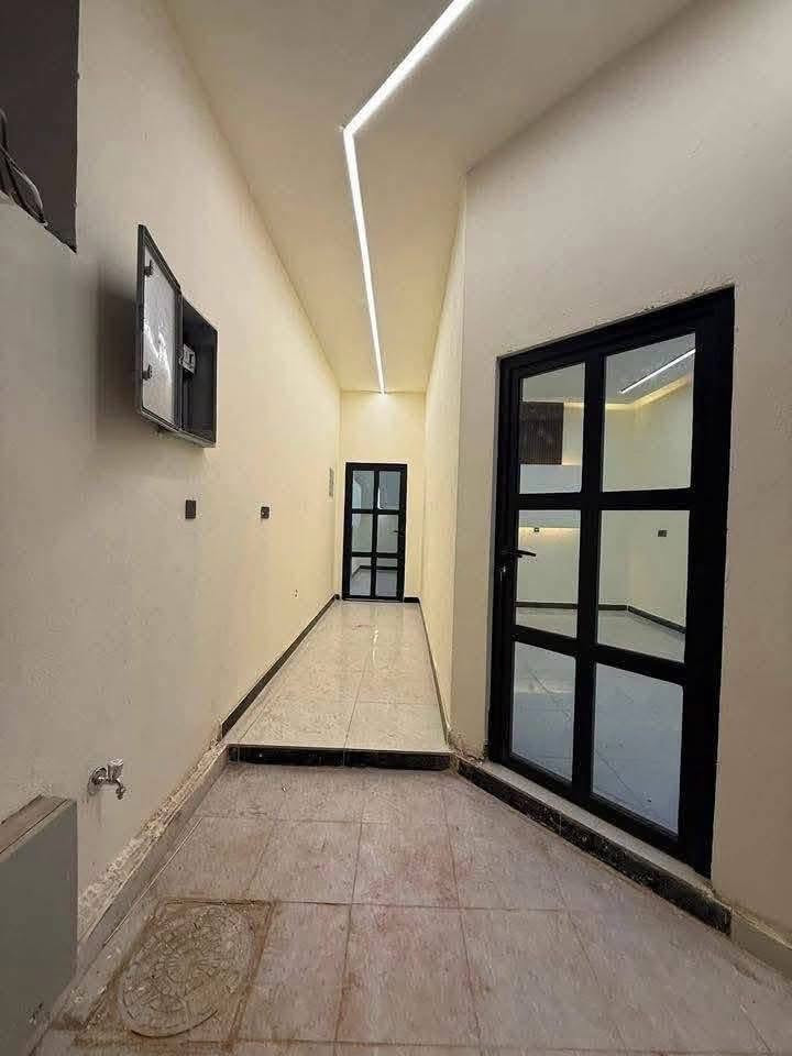 ياالله 
دار للايجار جديد 
100م 
يحتوي على غرف نوم وصاله ومطبخ وحمام واستقبال 
البيت جديد كلش 
ع طريق السنيه السياحي قرب الطاقه بالبداية وقريب كلش ع حي الفرات 
للاستفسار 
***********
مكتب أملأك للعقار العروبة شارع المتحف
