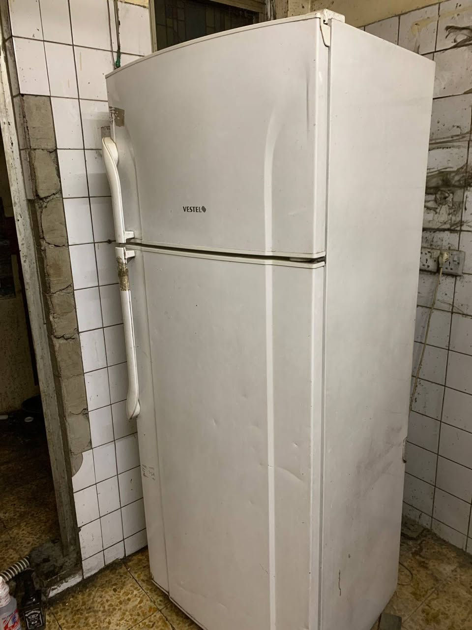 ثلاجه شغاله ونظيفه الطول 180والعرض 70 السعر 200الف ***********
