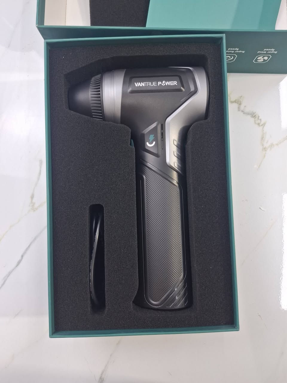 بلور ومنفاخ الغبار الاحترافي (VANTRUE POWER TURBO FAN - T800) – الحل الأقوى لتطير الغبار وتجفيف كل شيء.
​✨ جديد تماماً بالكرتونة بكامل ملحقاته وسلك الشحن.
​🚀 محرك عملاق (53mm): يعطيك قوة دفع وتدفق توربو جبارة تصل إلى (800g).
​💻 تنظيف احترافي: مثالي للإلكترونيات، كيسات الكمبيوتر، فلاتر التبريد، وزوايا السيارة.
​🔋 لاسلكي بالكامل: يعمل ببطارية قوية قابلة للشحن للاستخدام وين ما تريد بدون أسلاك.
​💼 تصميم فخم وعصري: مقبض مريح ومظهر أنيق يسهل عليك التحكم والعمل.
​📞 للاستفسار مراسلة خاص أو الاتصال: ***********
