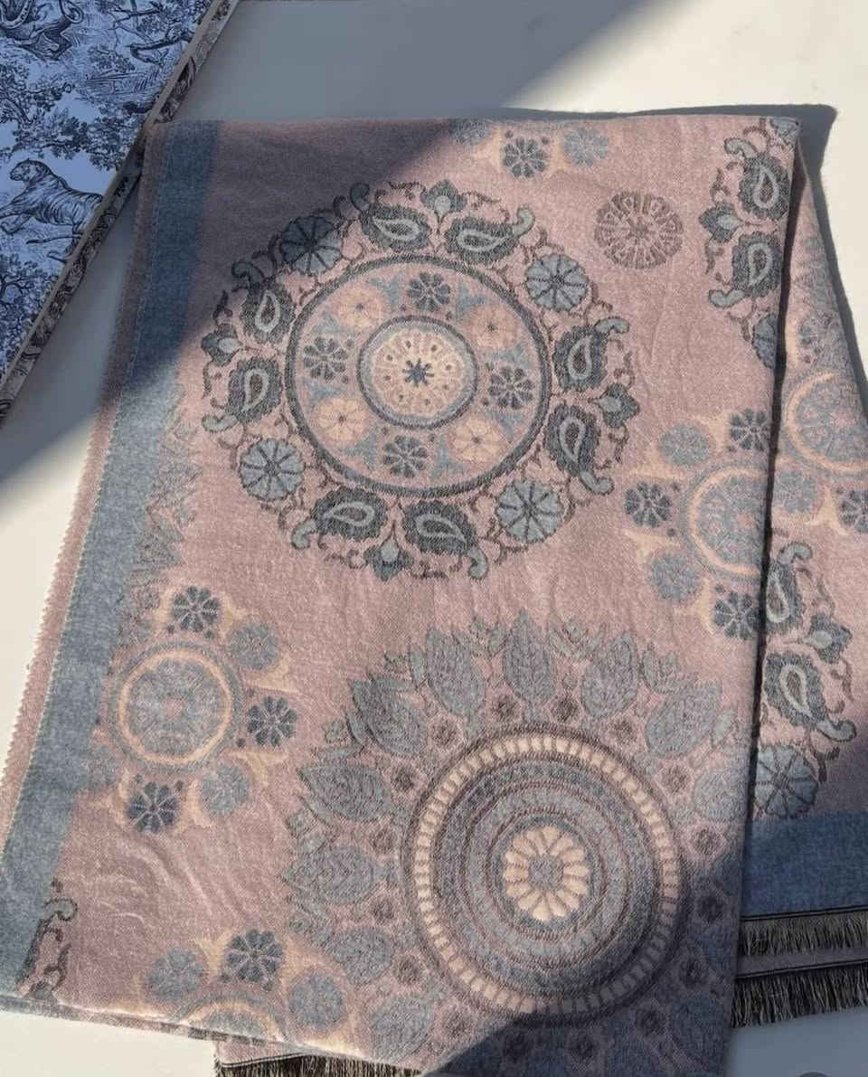 شال كتف – دفء وأناقة بإطلالة وحدة  ✨
شال كتف بخامة دافئة وناعمة، مثالي للأجواء الباردة. تصميمه مميز بنقشات راقية تعطيه طابع أنيق وفخم، يلبس بكل سهولة فوق الملابس ويكمل الإطلالة بدون تعب

للطلب والاستفسار تليجرام 
@iq_fi
او على الرقم التالي واتساب او اتصال
 فيحان الراوي 

***********📞
***********

العنوان :- 👇🏽👇🏽
بغداد 
الشورجه 
تحت التكيه 
سوق الامين التجاري للشالات 
محل فائز الراوي
