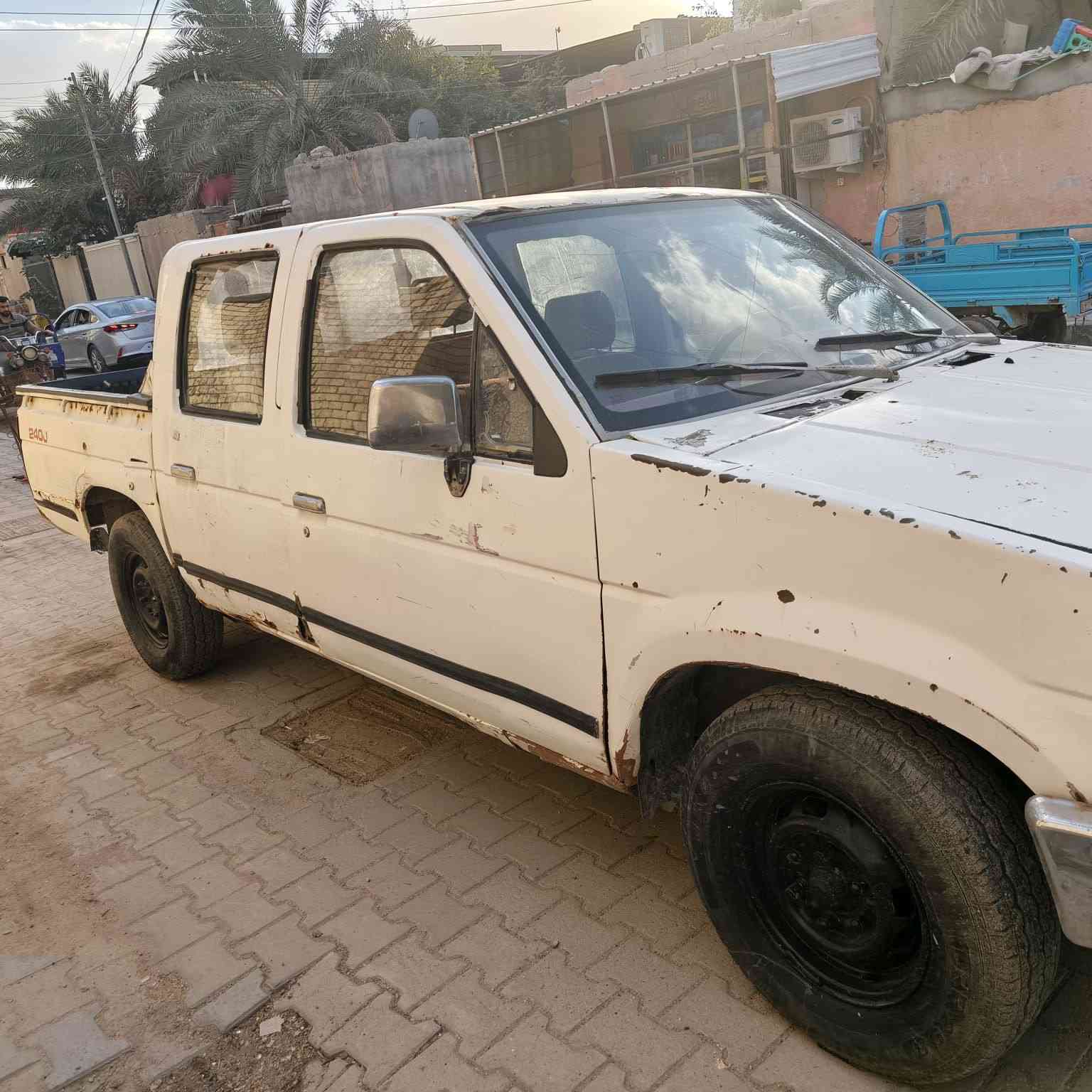 السلام عليكم بيكم نيسان موديل 92  سياره حلوه وناعمه محرك ونجي تخم تاير جديد  السعر 25   العنوان البصره القرنه هاتف ***********
