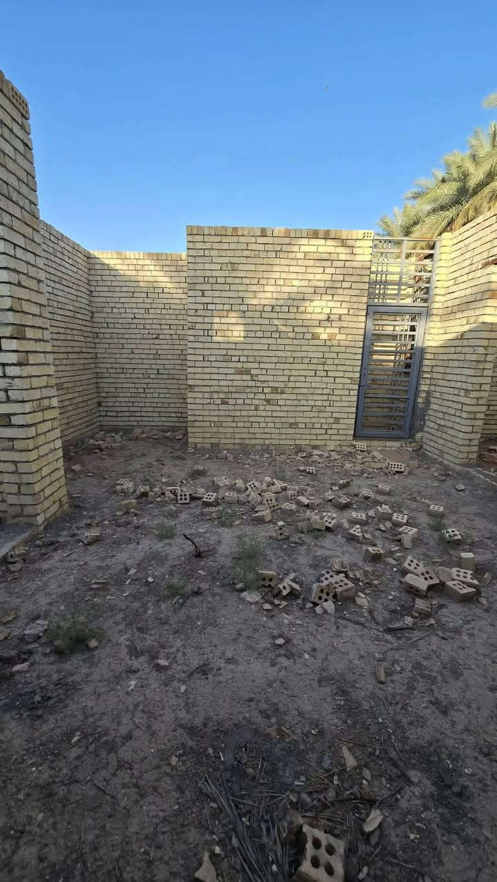 السلام عليكم هيكل للبيع طابو زراعي سند 25 مساحته 152 واجهه 8 ونزال 19 متكون من  غرفتين وهول واستقبال ومطبخ مجمع جديد خدمات كاملة قرب سيطرة الآثار 
سعره 35 وبي مجال.
***********
