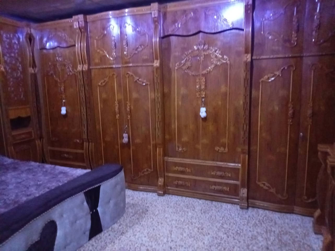 السلام عليكم غرفه للبيع اخو جديد خشب ثقيل نضافه مثل ماموضح في الصوره السعر ،1،950، ***********
