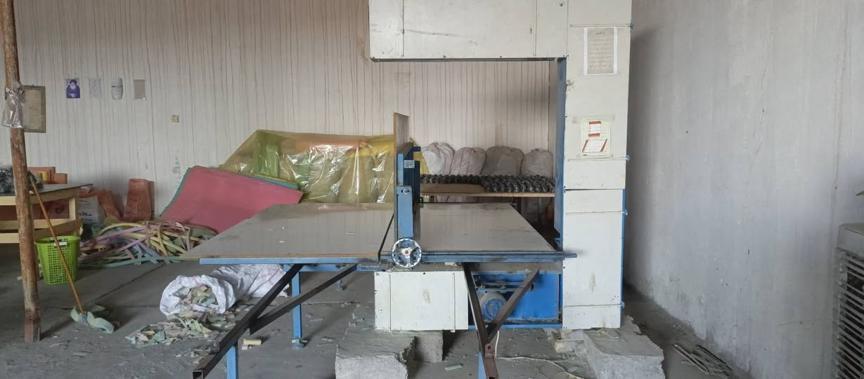 مكينة تقطيع اسفنج عمودية شغالة بحالة ممتازة تصنيع عراقي السعر  20 ورقة للاستفس  ***********
