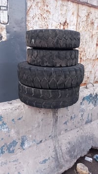 تايرات للبيع حجم طنين ونص واحد بيهن تعبان مكان بغداد السعر قفل ١٧٥ الف...