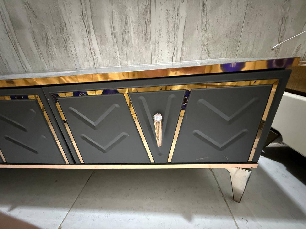 سلام عليكم ميز للبيع ثلاث جرارات طوله مترين مكاني كربلاء شارع احمد  الوائلي سعر 150 وبي مجال قليل  للتواصل ***********
