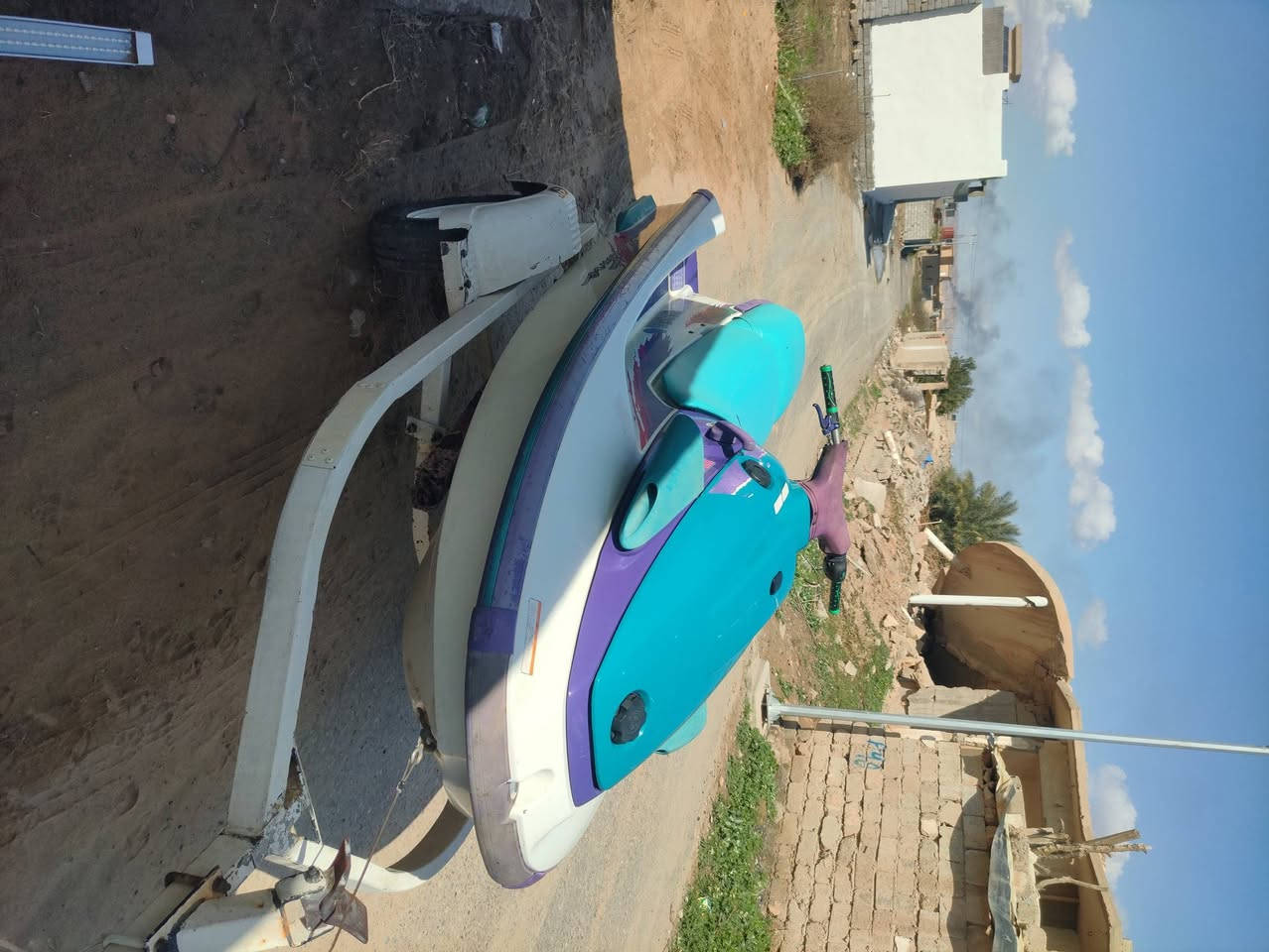 جت سكي ياماها ويف ڤينچر (wave Venture) الجت نضيف جداً مكفول من الضربة حتى شخط مابيه محرك ترايبل (Triple) 1100 موديل 2000، الجت مكفول كفاله عامة. والسعر 25 $ ورقة وبية مجال بسيط. 
المكان محافظة صلاح الدين 
***********
