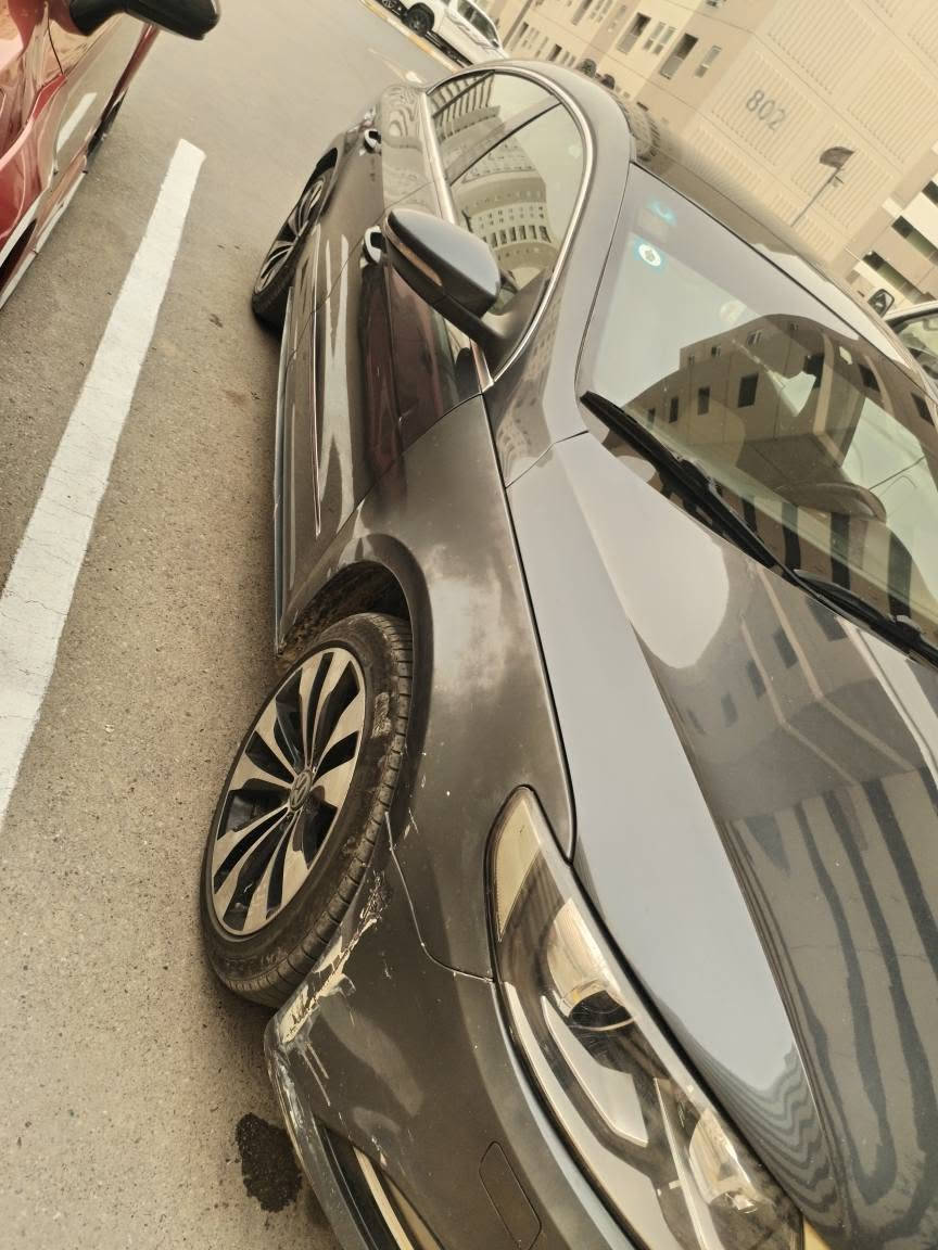 فولكسفاكن باسات سي سي خليجي /vw Passat CC  🇩🇪🇩🇪 
موديل 2012
المواصفات :
محرك 2000 تيربو (المرغوب) 
كير 6 نمر DSG (المرغوب) 
تبريد ثلج قطعتين
ABS + ESC Stabilization control
تشغيل بصمة
سايد بريك كهربائي
كاميرا وحساسات 
اوتو هولد 
مرايات كهربائية 
شاشة بلادية 
بردة كهربائية بلادية 
تحكم ستيرن كامل 
لايتات نهارية زينون 
ويالة بلادية حجم 17 
ماشية 170 الف كيلو قابل للزيادة 
رقمها بغداد انكليزي الجديد وسنوية مشروع وطني باسمي وتحويل ثاني يوم 
سيارة نظيفة ومال جناي دهن كلة موتل اصلي ومي راديتر اصلي بيها ضربة  الجاملغ الامامي عكس السايق فقط والباقي مكفول 
السعر 100 
 
للاستفسار الاتصال *********** بغداد, العراق
