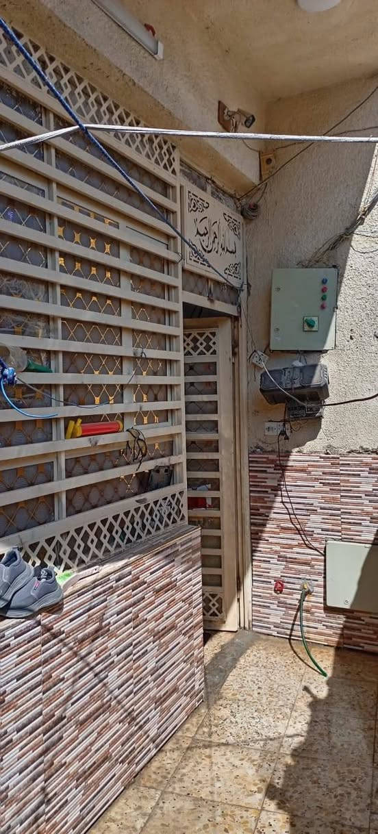 السلام عليكم
بيت 90م طابق واحد

غرفة +استقبال +صالة ومطبخ 

درج دائري بيه محجر +بيتونة على عرض الصالة 

البيت فول سيراميك وارضية كاشي موزائيك 

شبابيك + بيبان كلة تفصال ...بلديات ظباط الثانية شارع 20التبليط الفرع المقابل مجمع فدك الطبي.السعر 80 مليون وبيه مجال بسيط  .للاستفسار ***********
