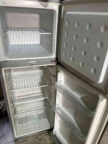 ثلاجة مستعمله للبيع 
ثلاجة alnosa حجم صغير ٩ قدم  شغاله نظام تبريد بخيخ بس الباب من جوه مكسوره
للتواصل خاص او على الرقم ***********
السعر 100
مكاني مقابل مدينة العاب السيدية
