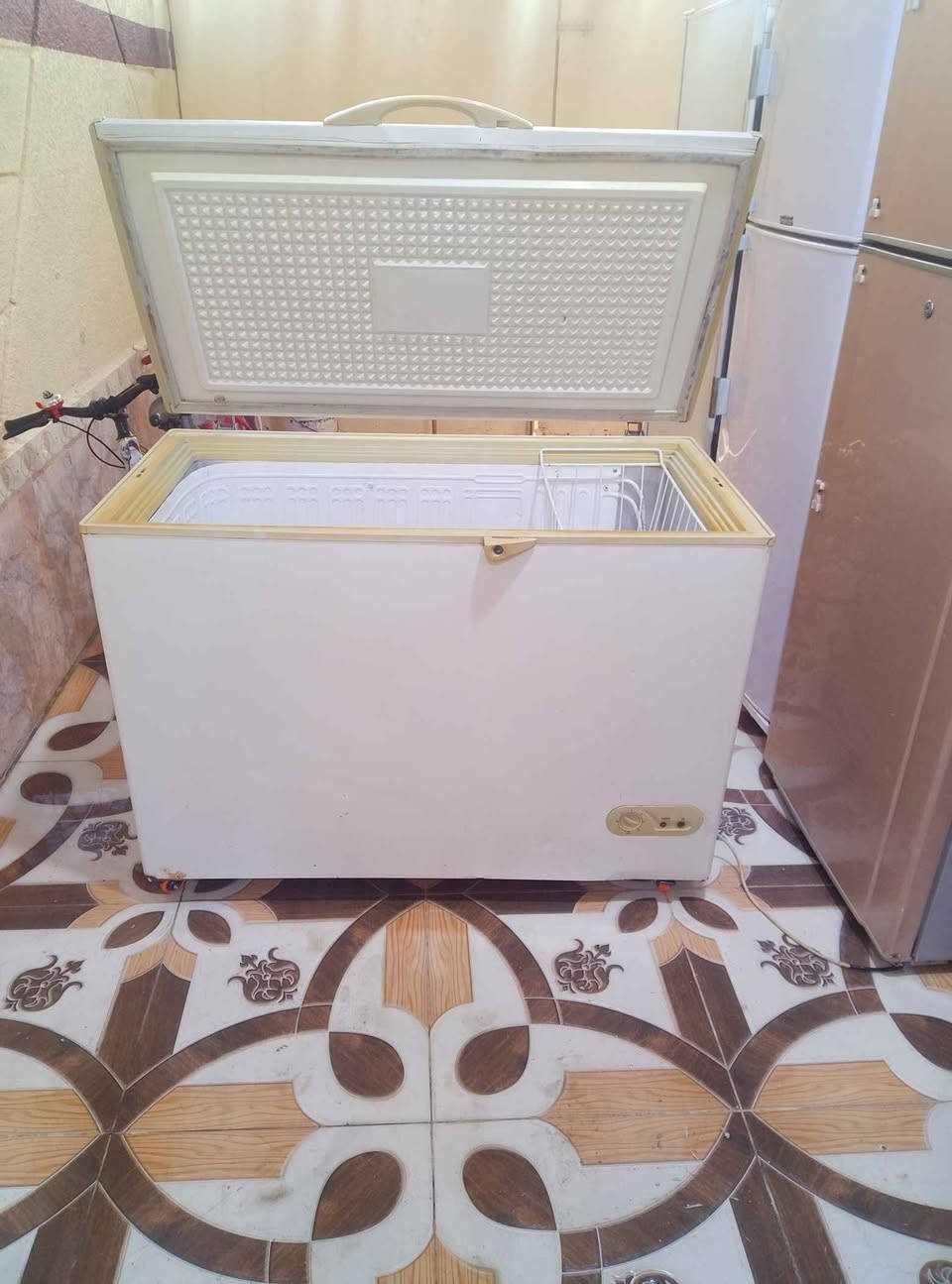 مجمده للبيع شرط الشغل السعر 150 البصره القبله   *********** البصرة, العراق
