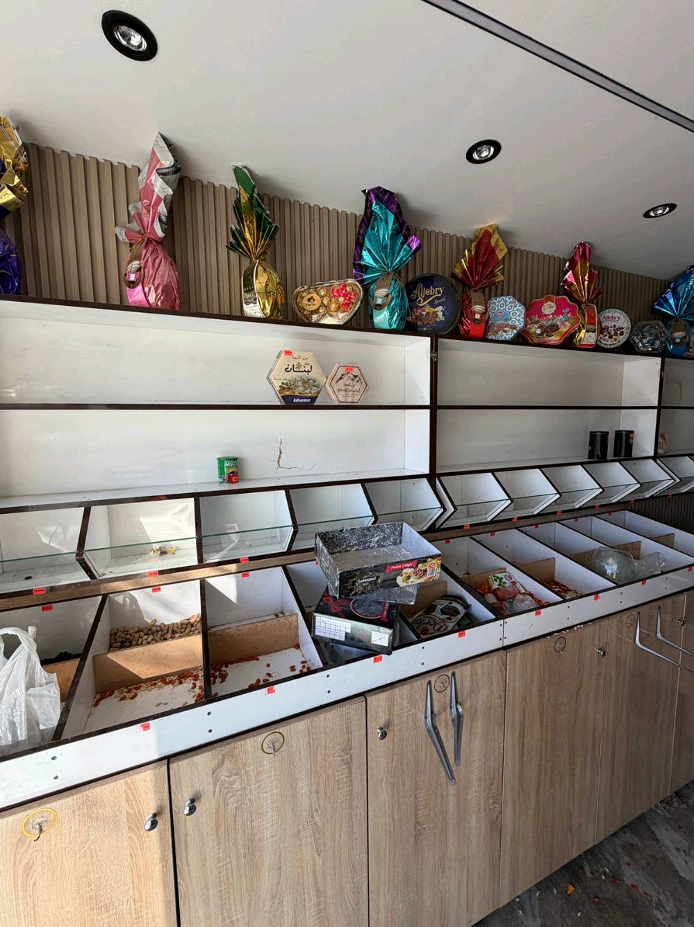 السلام عليكم عندي غراض  ورفوف وميزان  للبيع باسعار مناسبة العنوان بغداد حي الحسين ***********